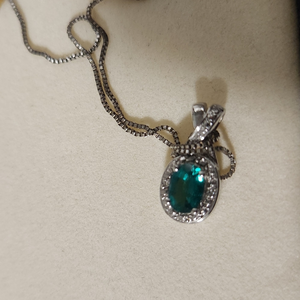 Kay Silver Necklace with Emerald Green Oval Pendant